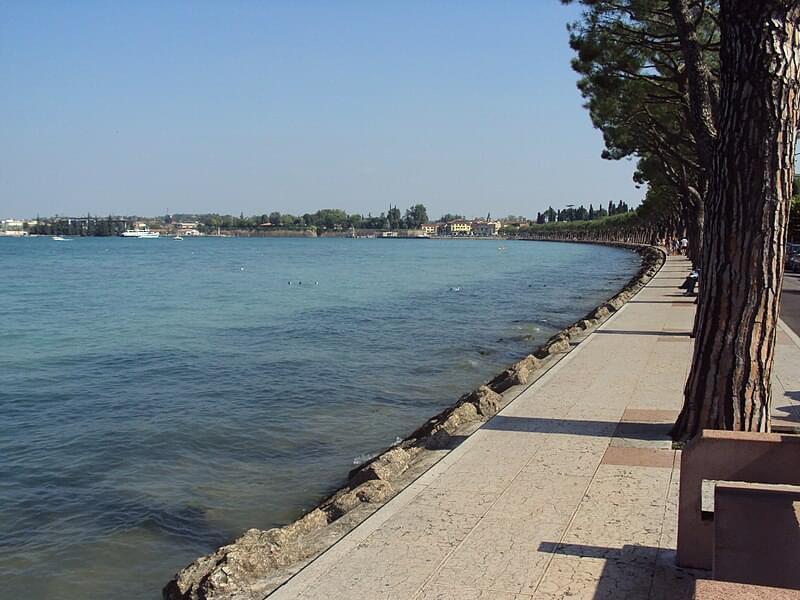 lungolago peschiera del garda vista lago